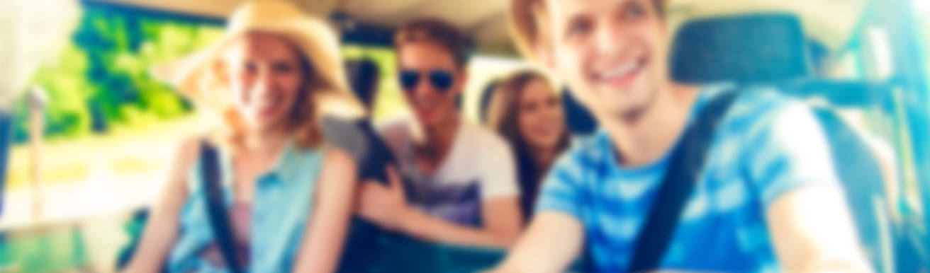 Vidám autózó fiatalok